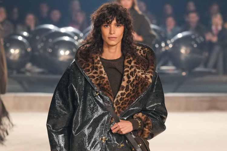 modella Isabel Marant FW24 taglio scalato riccio