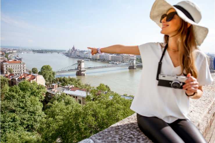 donna che indica un ponte a Budapest