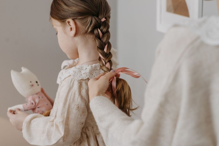 bambina di spalle con treccia