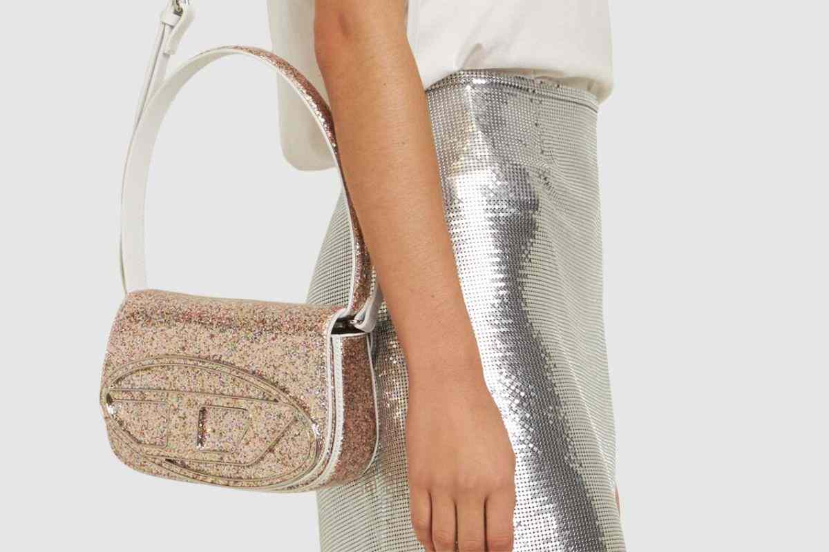 modella Diesel con borsa glitter