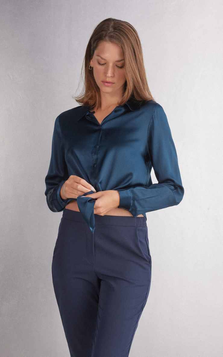 camicia blu e pantaloni a vita alta