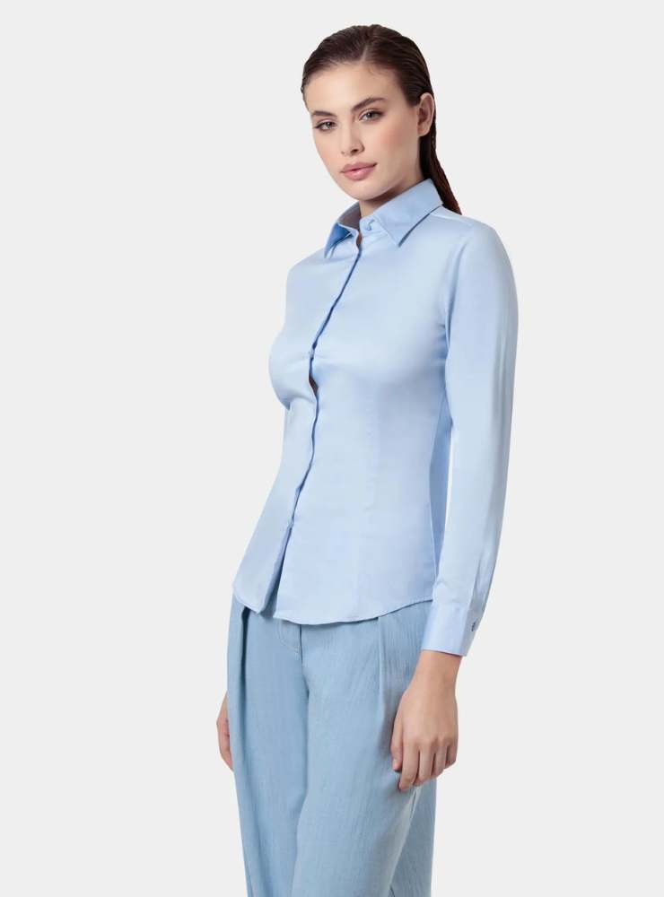 modella camicia azzurra e pantaloni 