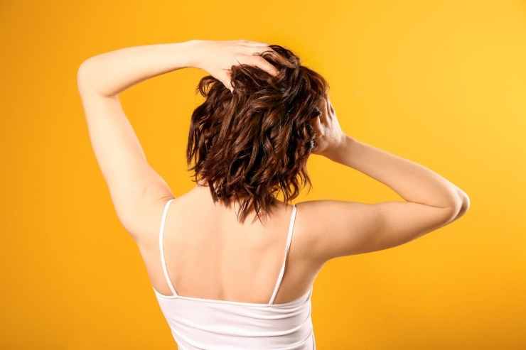 ragazza di spalle con capelli mossi