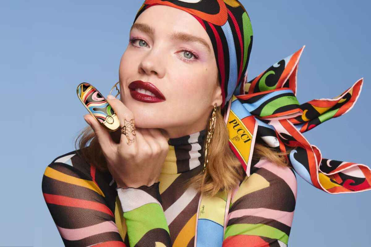 modella in posa per Guerlain x Pucci