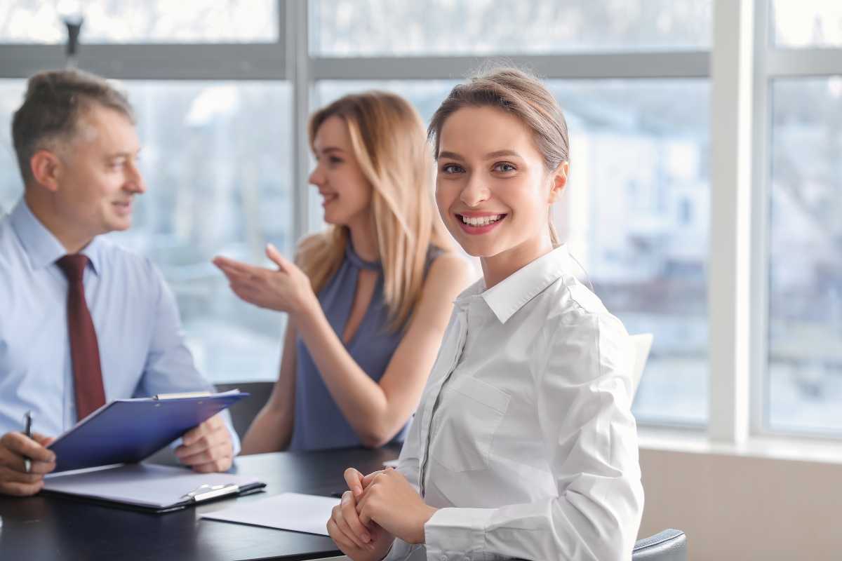 ragazza ad un colloquio di lavoro