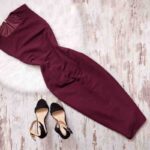 abito bordeaux con scarpe