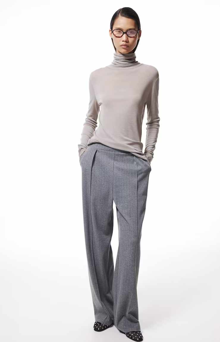 modella maglietta grigio chiaro e pantaloni grigio scuro