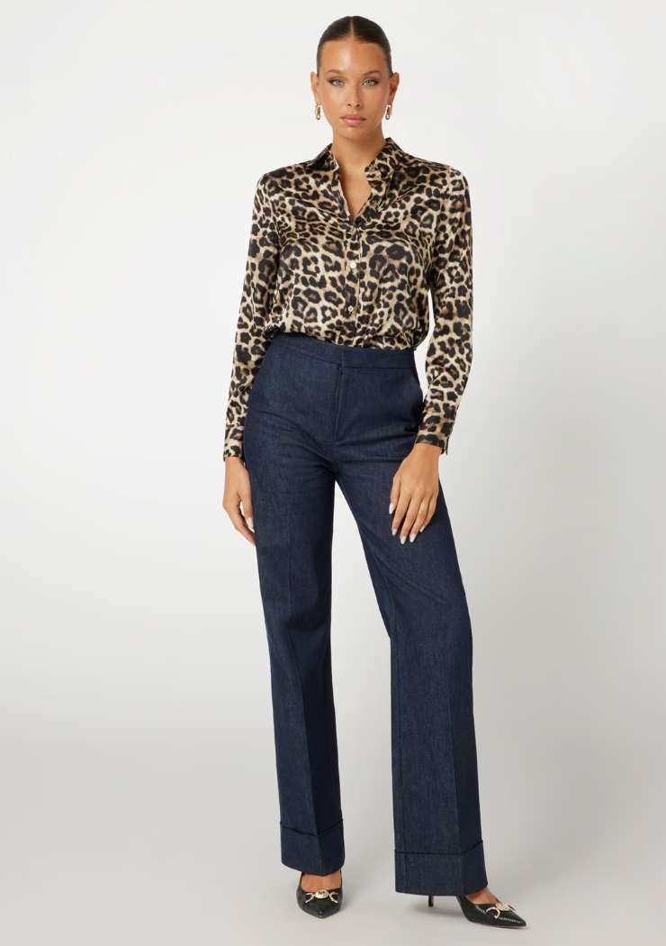 camicia animalier e pantaloni neri vita alta