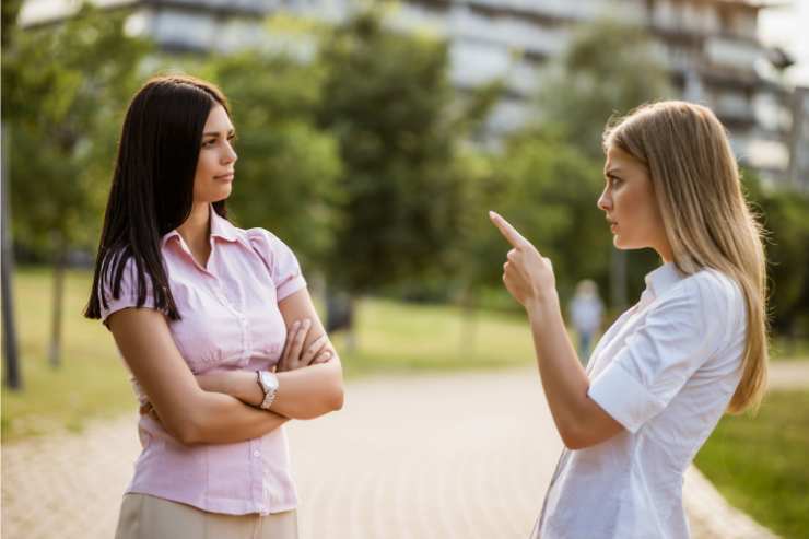 donne che discutono