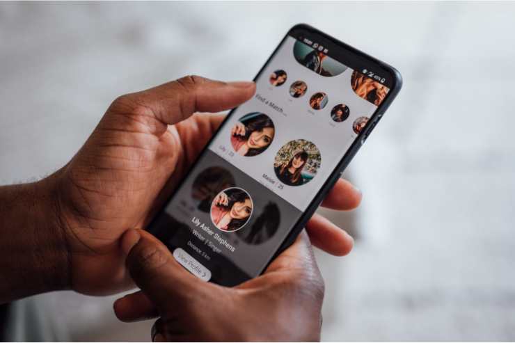 uomo che guarda foto su app di incontri