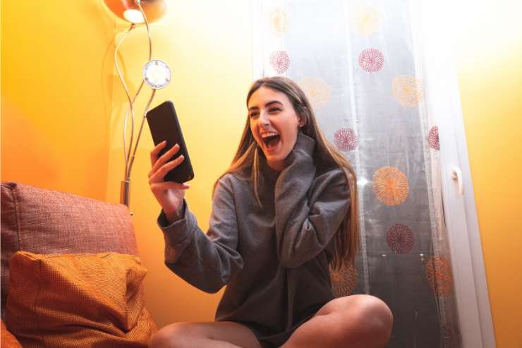 ragazza sorridente con il cellulare