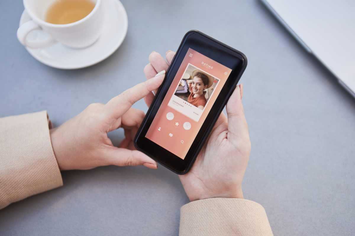 donna che utilizza app di incontri sul cellulare