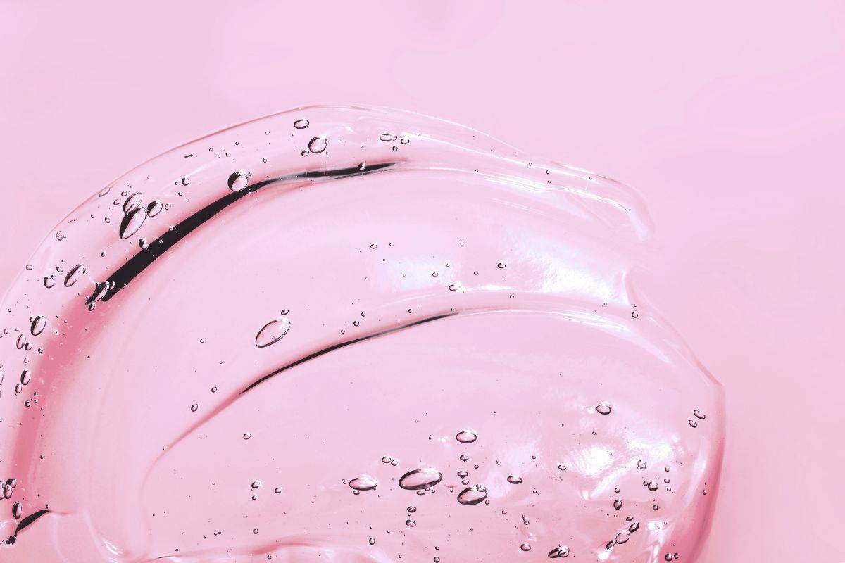 consistenza gel su sfondo rosa