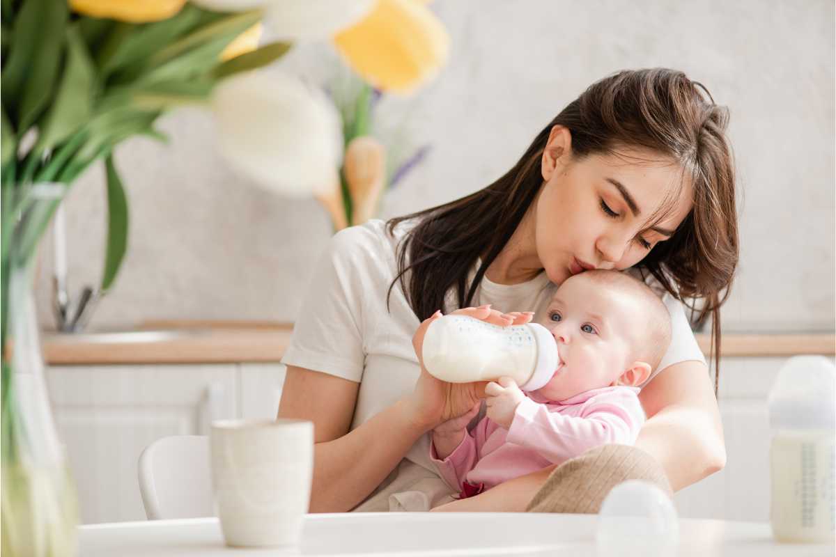 mamma che da il biberon a un neonato