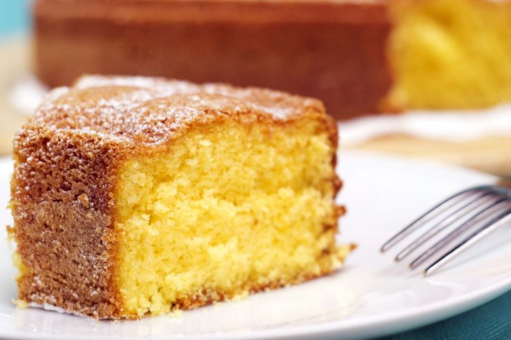 fetta di torta allo yogurt su piatto