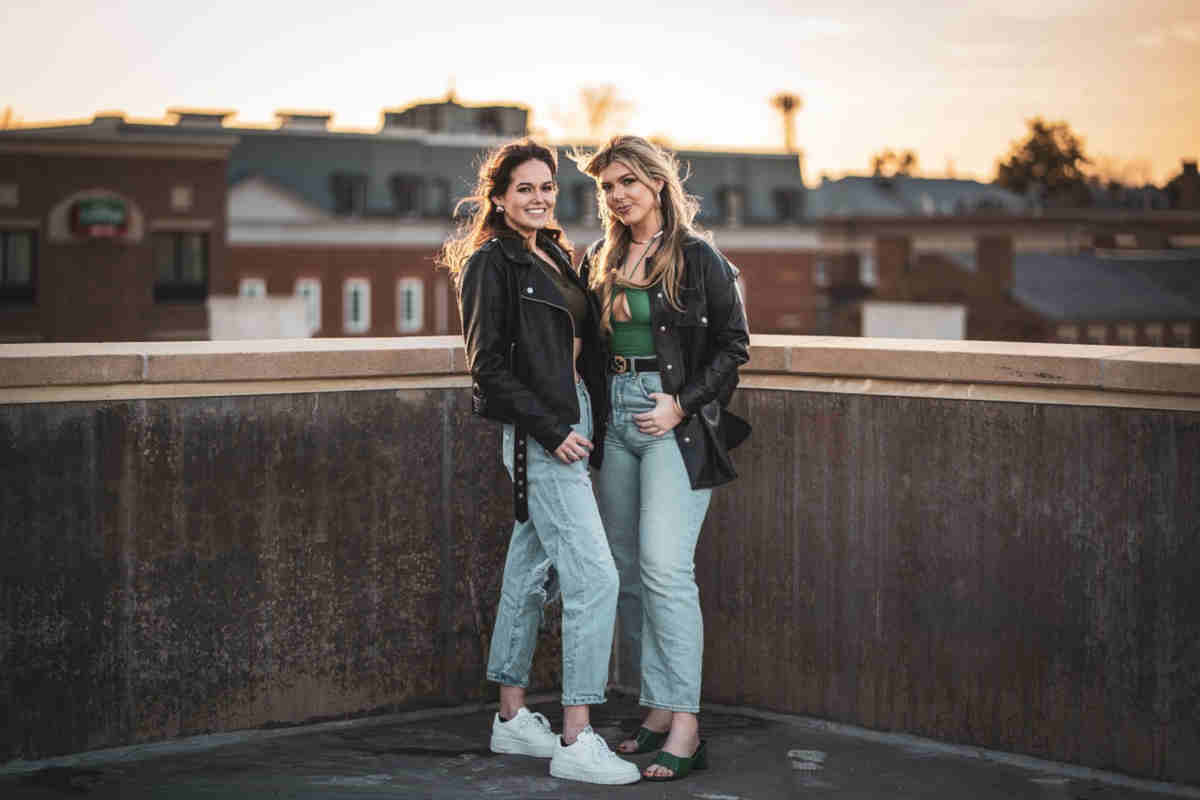 Ragazze con giacche in neoprene