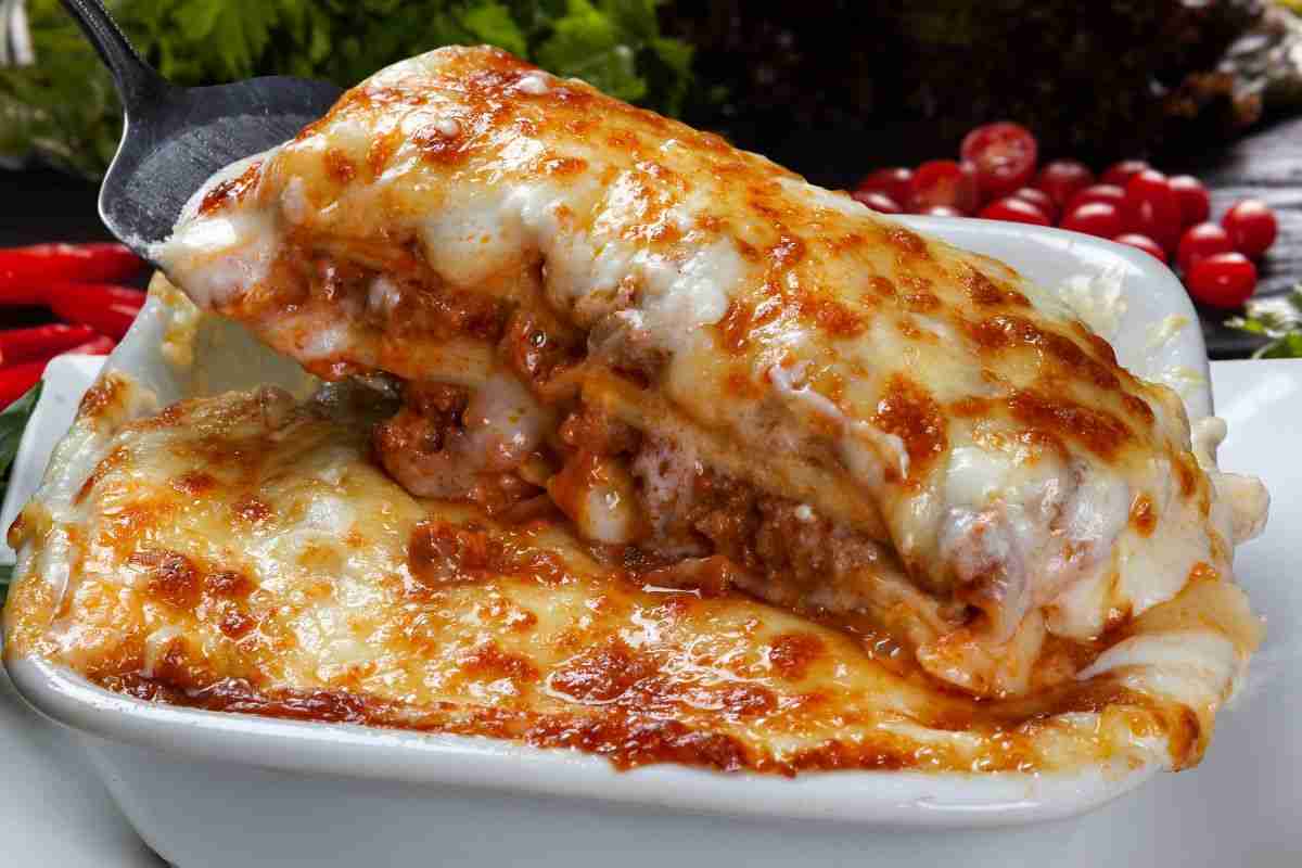 lasagna classica ragù e besciamella in una pirofila