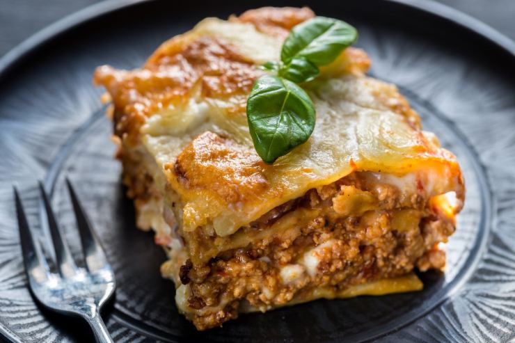 porzione di lasagna al ragù