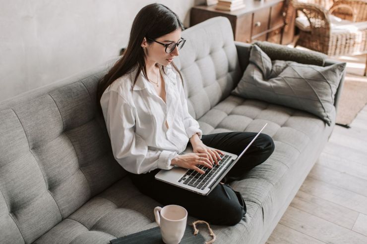 persona sul divano con il laptop