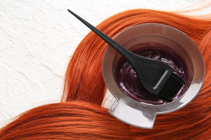 ciotola con pennello per tinta capelli