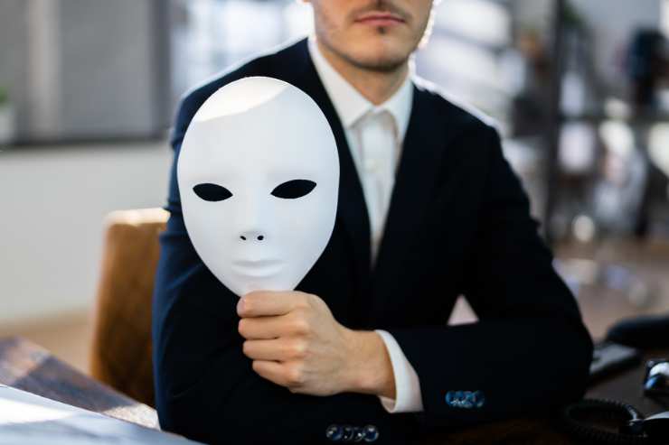 uomo con maschera in mano