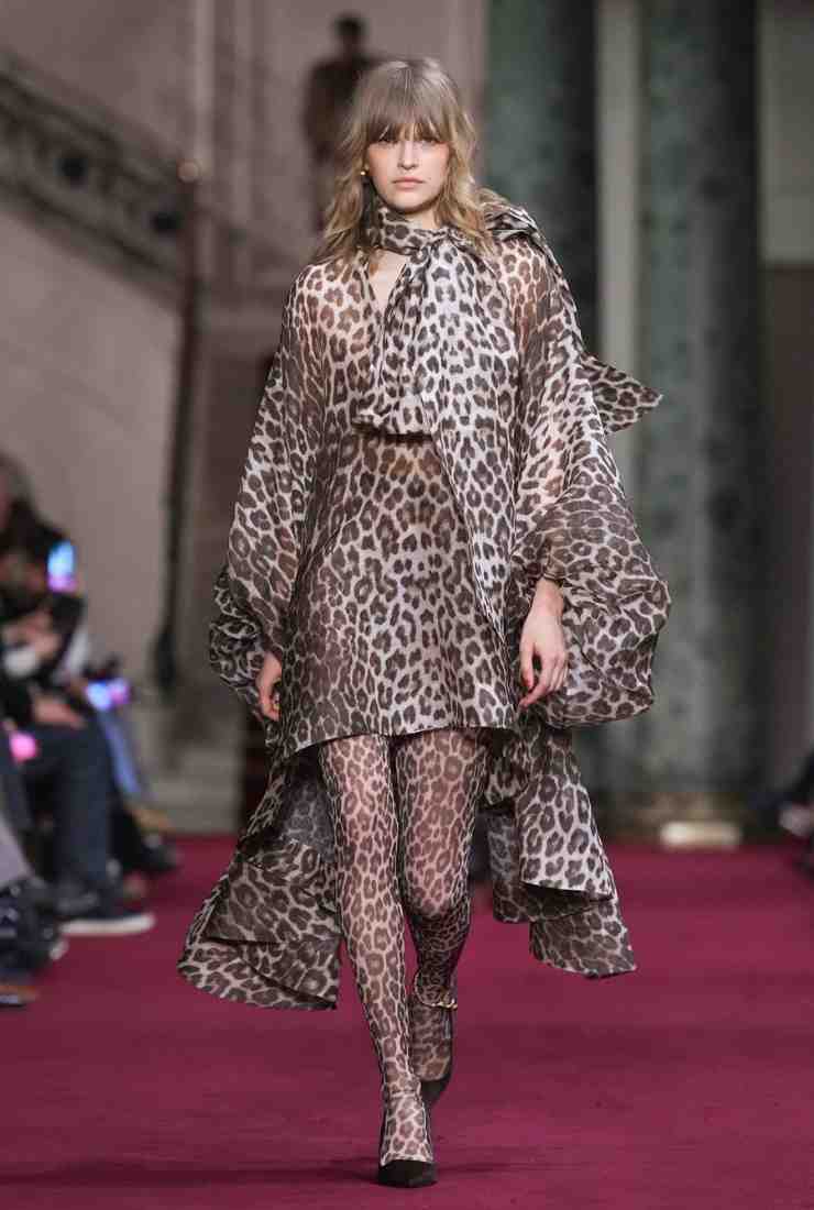 modella vestito e collant animalier