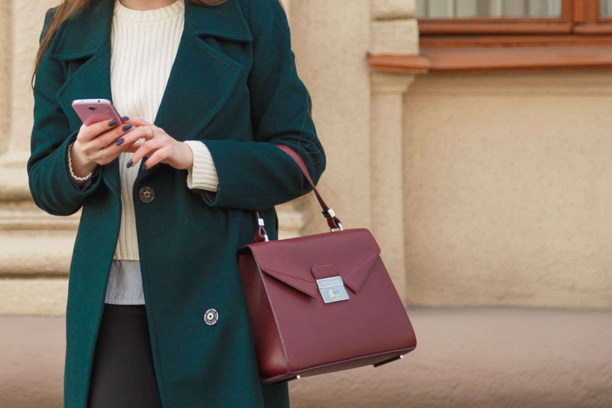 ragazza con borsa bordeaux