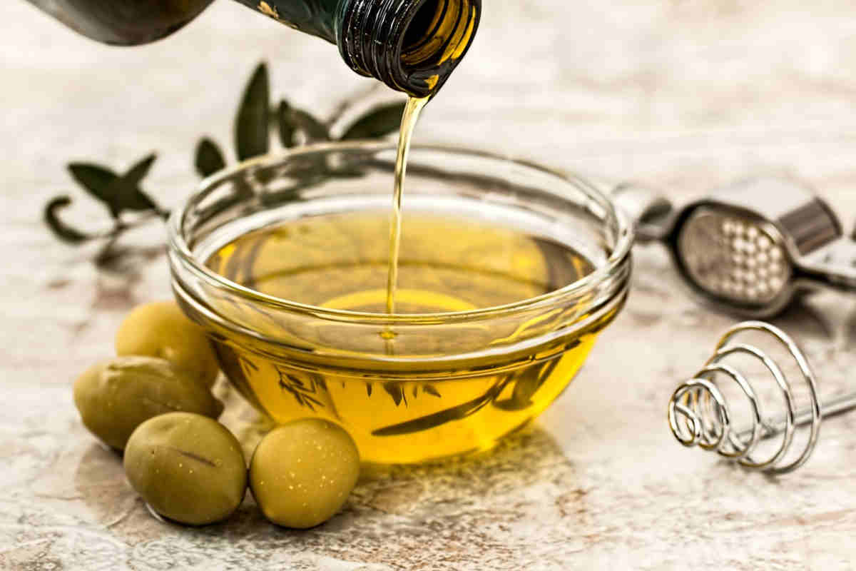 Olio per far crescere le unghie