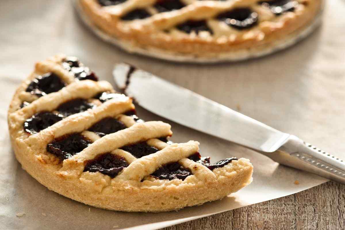 crostata a metà su tagliere