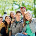 gruppo di adolescenti che scatta un selfie