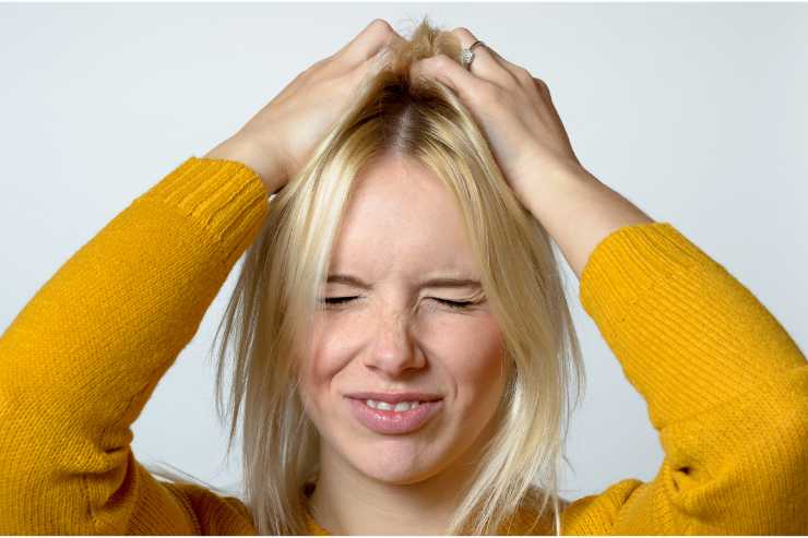 adolescente con le mani nei capelli