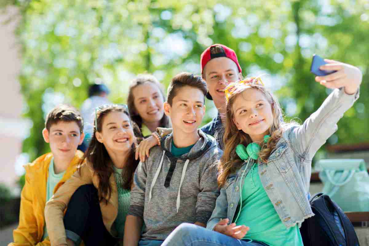 gruppo di adolescenti che scatta un selfie