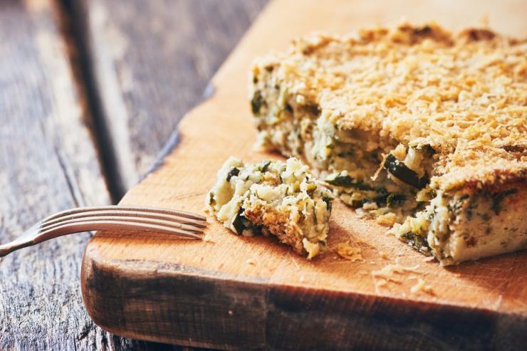 gateau di patate vegetariano su tagliere