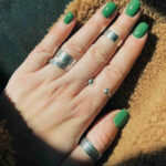 Manicure unghie verde oliva