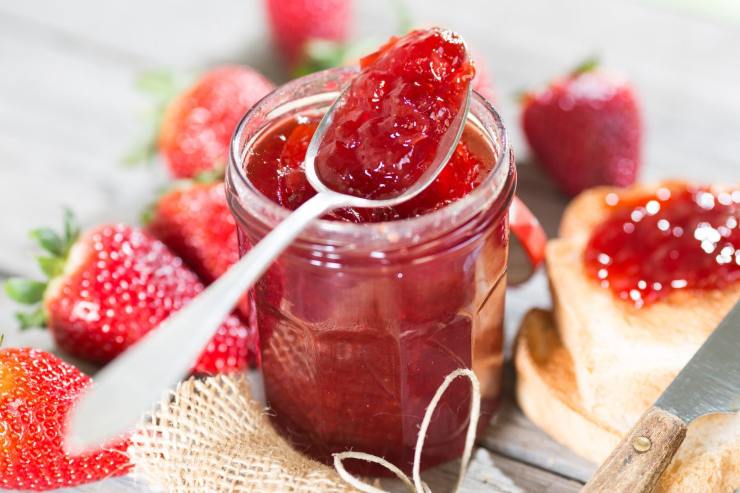 barattolo di marmellata con fragole