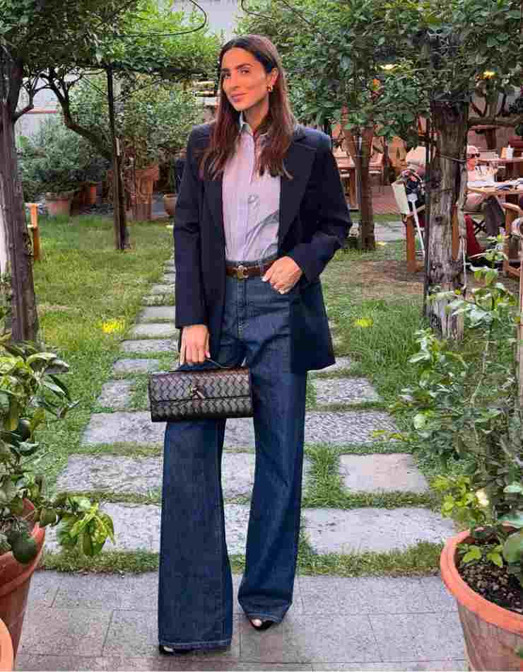 donna con blazer blu e jeans