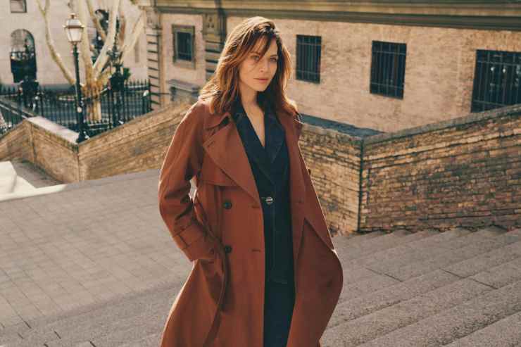 Laura Chiatti trench marrone