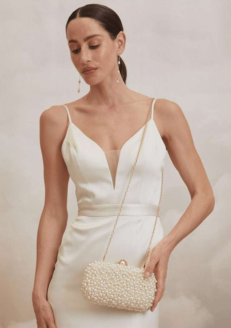 sposa con pochette a tracolla