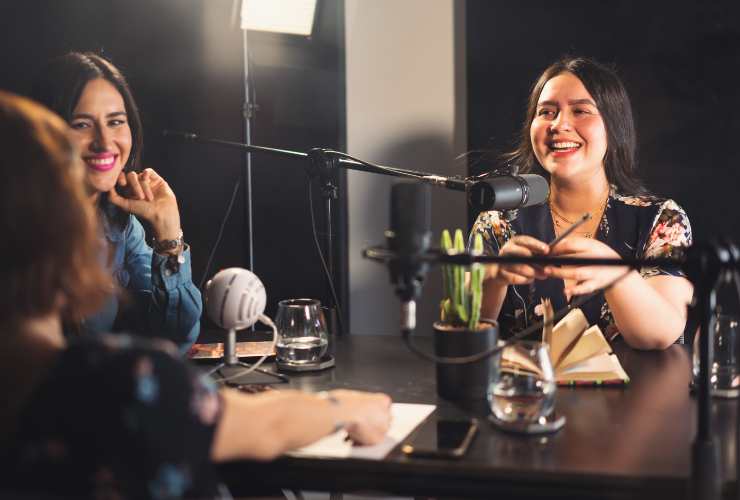 donne in uno studio di registrazione