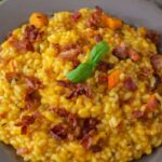 piatto di risotto zucca e speck