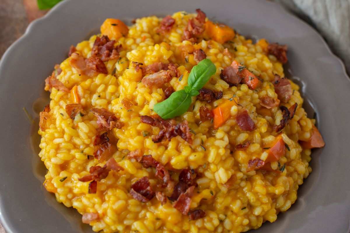 piatto di risotto zucca e speck