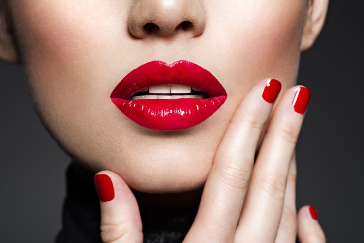 persona con rossetto rosso