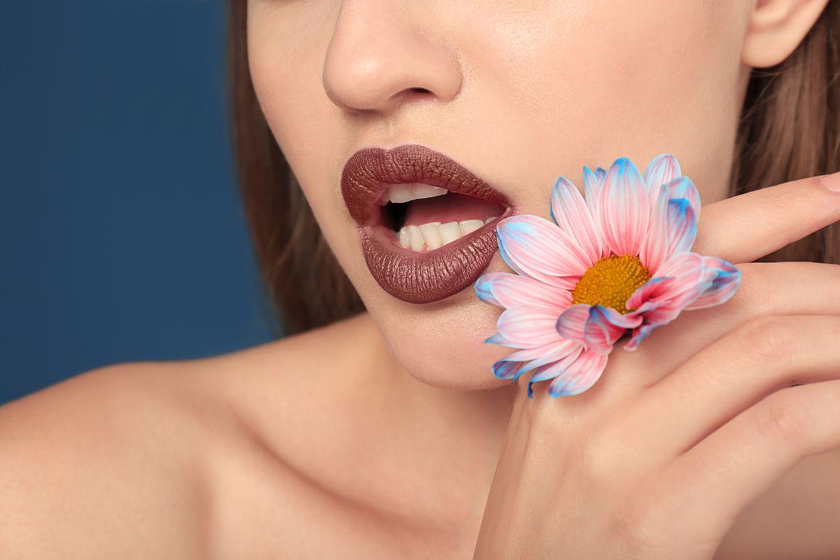 ragazza con rossetto marrone