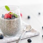 bicchiere di chia pudding poggiato su un tovagliolo