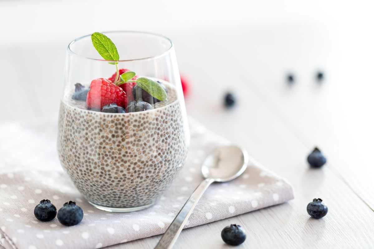 bicchiere di chia pudding poggiato su un tovagliolo