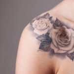 persona con tatuaggio rosa