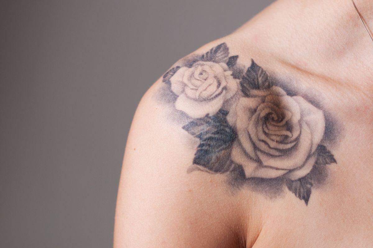 persona con tatuaggio rosa