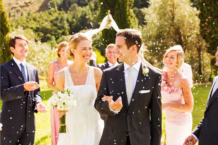 coppia di sposi matrimonio in giardino