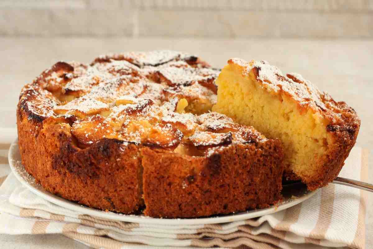 piatto con torta di mele