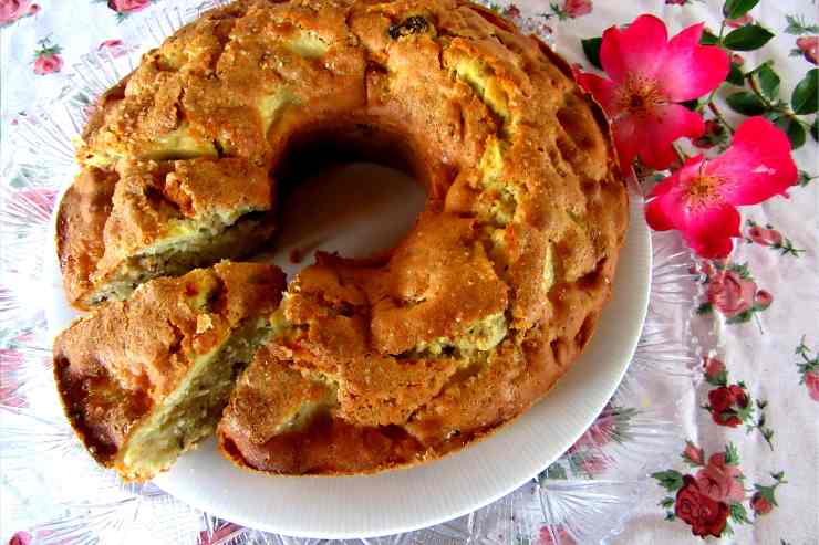 Ciambellone alle mele con una fetta tagliata in un piatto